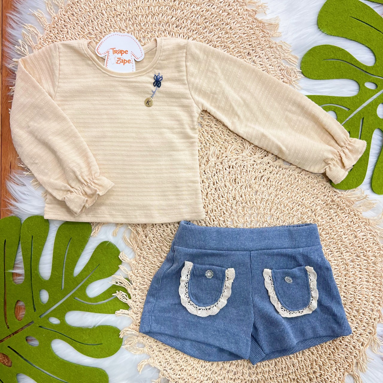 Conj. Blusa Manga Longa Flor Bordada e Short com Bolsos de Rendinha - Areia e Azul